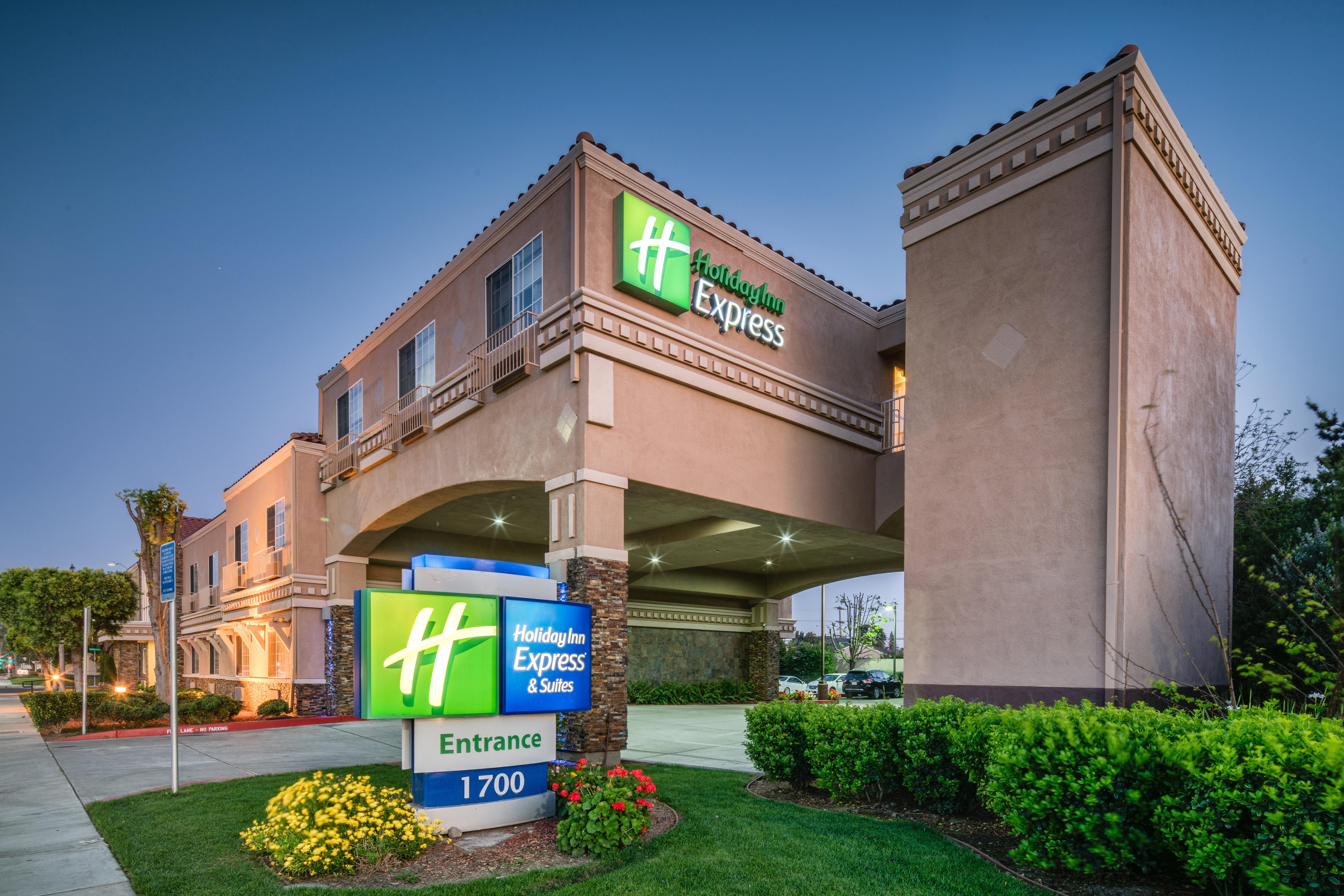 Holiday Inn Express & Suites Santa Clara By Ihg Exterior foto
